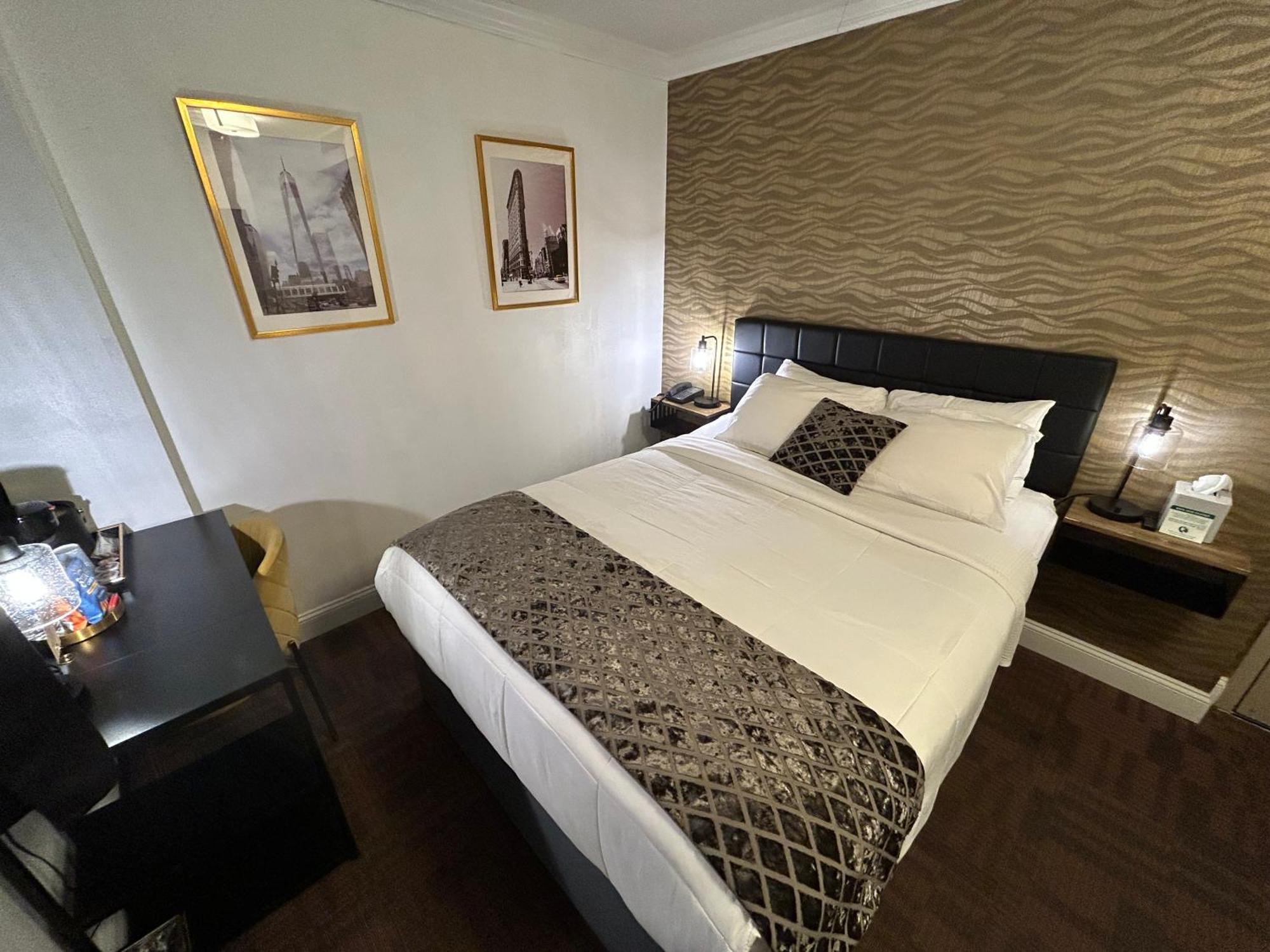 Queen Room,1756582518:JPEG